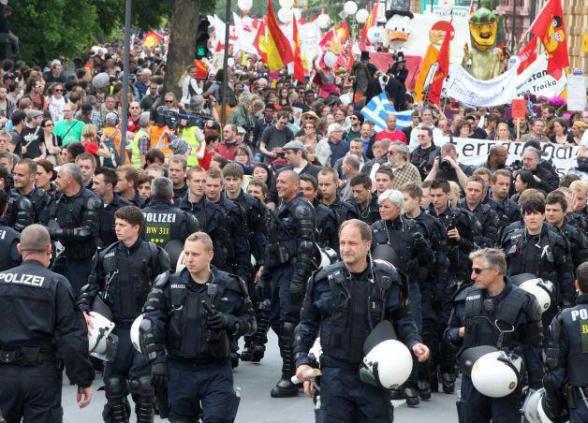 German Police Officers Take Off Helmets & Marched With German Citizens Against Rothschild European Central Bank! 550904_432836910068231_278550055496918_1643949_1534216529_n