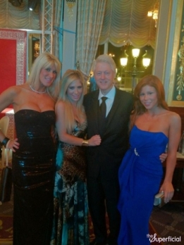 Bill Clinton Posando com estrelas pornôs.