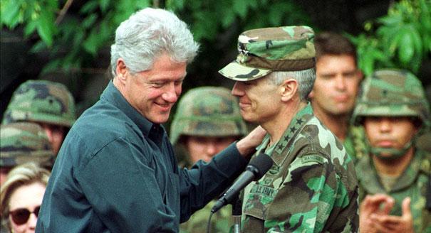 Muchos cristianos hoy vivos sería muerto mañana a causa de estos dos hombres.  Bill Clinton es recibido por el comandante de la OTAN Supremo para Europa Wesley Clark, a la derecha, antes de dirigirse a los soldados de Estados Unidos en Grupo de Trabajo Capaz Sentry campamento al este de Skopje, Macedonia el 22 de junio de 1999 a 15 millas (25 kilómetros).